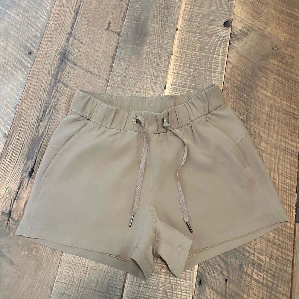 Lululemon on the fly tan shorts